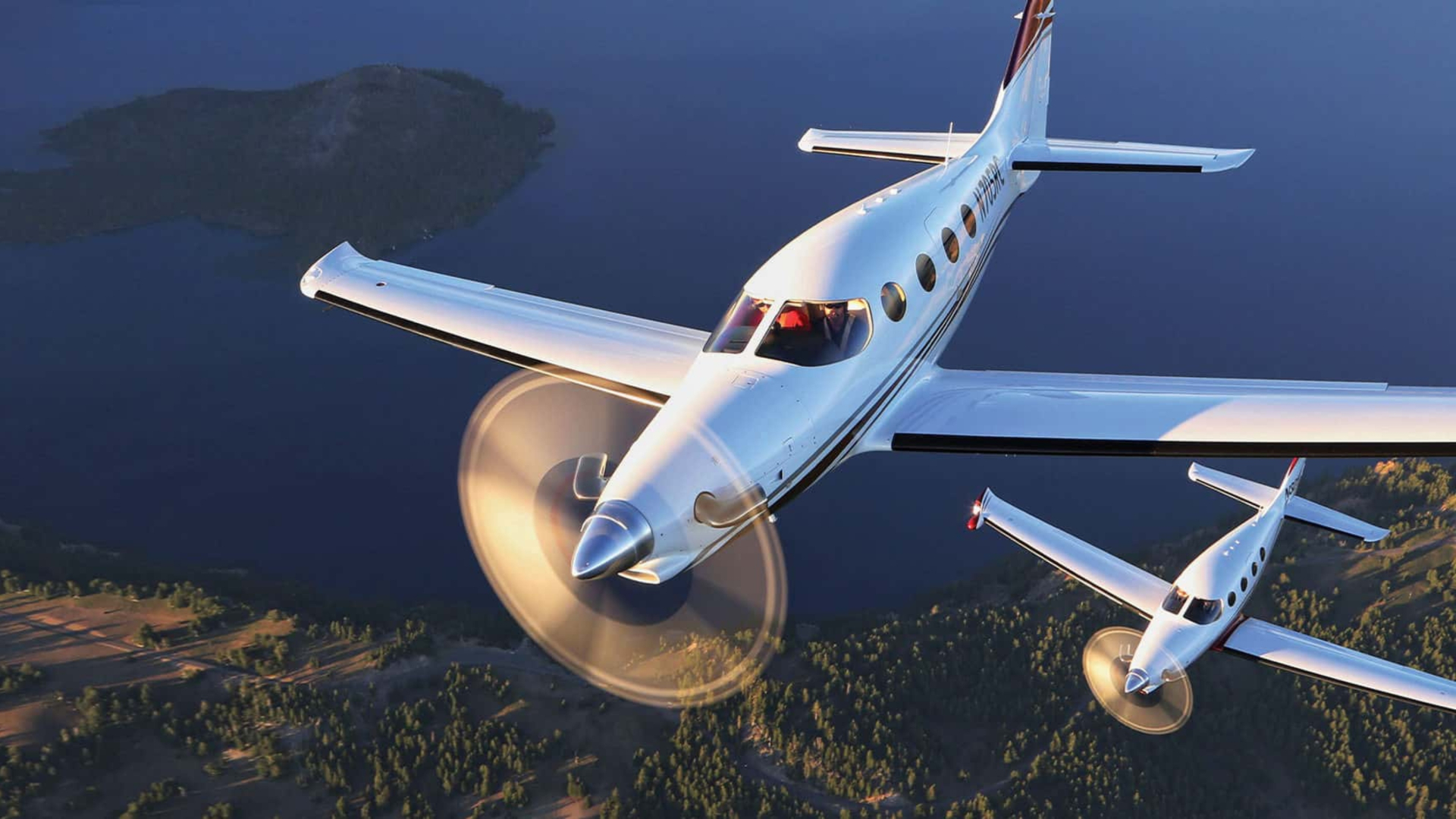 Aeronave Cirrus em pista no golden hour